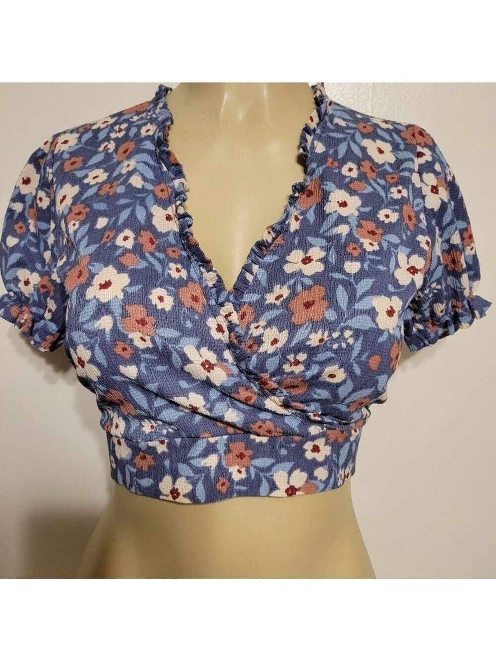 Monteau Tie Around Crop Top Vneck KeyHold Back Blue Floral Medium Summer